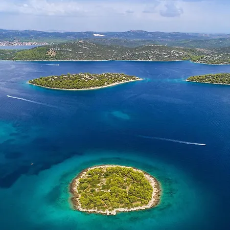 2 Bedroom Gorgeous In イェゼラ