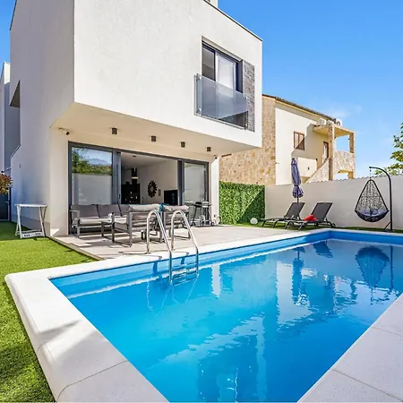 2 Bedroom Gorgeous In Jezera